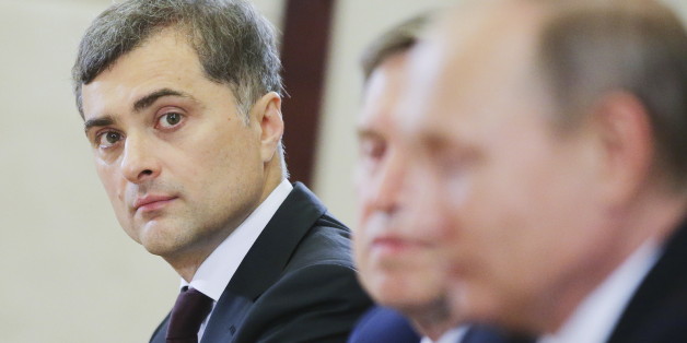 Wladislaw Surkow - im Vordergrund: der russische Präsident Wladimir Putin