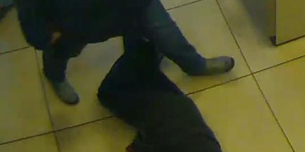 Ein Mann bricht in einer Bank zusammen – doch die Kunden lassen sterben.