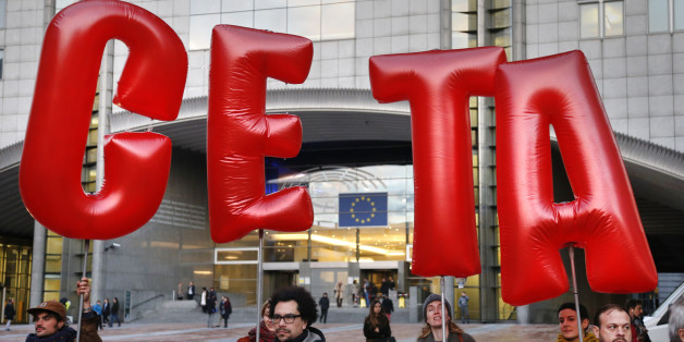 Demonstrators protest against CETA outside the EU summit in Brussels, Belgium, October 20, 2016. REUTERS/Francois Lenoir