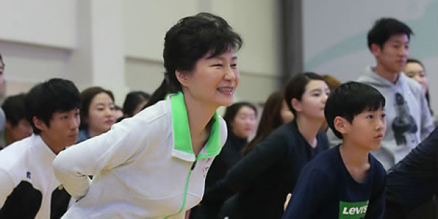 2014년 11월26일, 박근혜 대통령이 ‘문화가 있는 날’ 행사의 하나로 서울 송파구 올림픽공원 올림픽체조경기장을 방문, 시민들과 함께 생활체조 '늘품 건강체조'를 배워보고 있다.