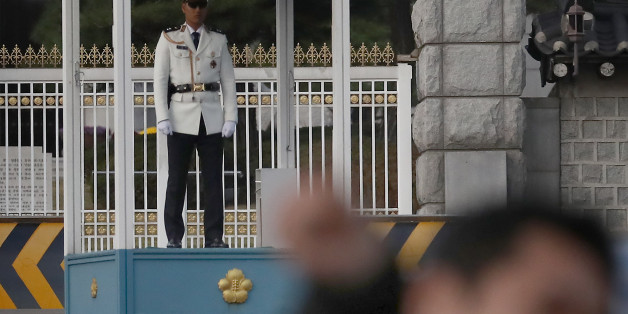 최순실씨의 '국정농단 의혹'을 수사 중인 검찰특별수사본부가 청와대 안종범 정책조정수석비서관과 정호성 부속실비서관의 사무실을 압수수색을 진행하고 있는 29일 오후 관광객 및 시민들이 청와대 인근에서 관광하고 있다