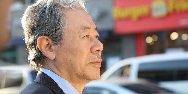 '청와대 비선실세' 의혹을 받는 최순실 변론을 맡은 이경재 변호사가 30일 오후 경기도 가평군 청평면을 방문한 뒤 버스터미널에서 서울행 버스를 기다리며 잠시 생각에 잠겨 있다.