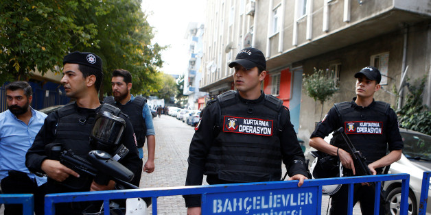 Turkish riot police secure the scene of blast in Istanbul, Turkey, October 6, 2016. REUTERS/Osman Orsal