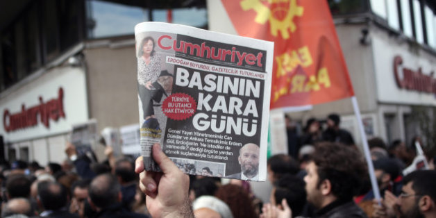 Murat Sabuncu, rédacteur en chef du quotidien d'opposition turc Cumhuriyet a été arrêté.