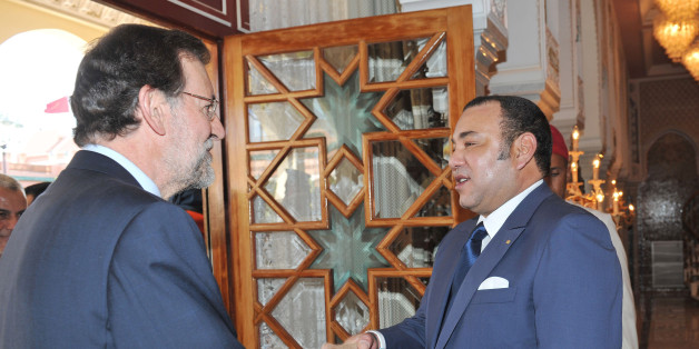 Spain's Prime Minister Mariano Rajoy (L) shakes hands with Morocco's King Mohammed VI at the royal palace in Marrakech October 3, 2012. Rajoy is on an official visit to Morocco. REUTERS/Maghreb Arabe Presse/Handout (MOROCCO - Tags: POLITICS ROYALS) FOR EDITORIAL USE ONLY. NOT FOR SALE FOR MARKETING OR ADVERTISING CAMPAIGNS. THIS IMAGE HAS BEEN SUPPLIED BY A THIRD PARTY. IT IS DISTRIBUTED, EXACTLY AS RECEIVED BY REUTERS, AS A SERVICE TO CLIENTS
