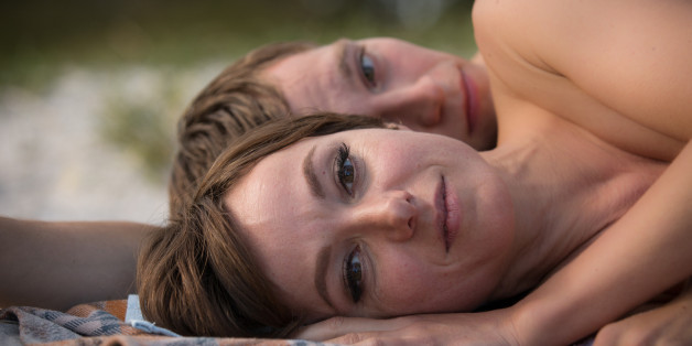 In dem Film "Schweigeminute" kommt sich Jonas Nay als Christian und Julia Koschitz als seine Englischlehrerin Stella Petersen heimlich näher