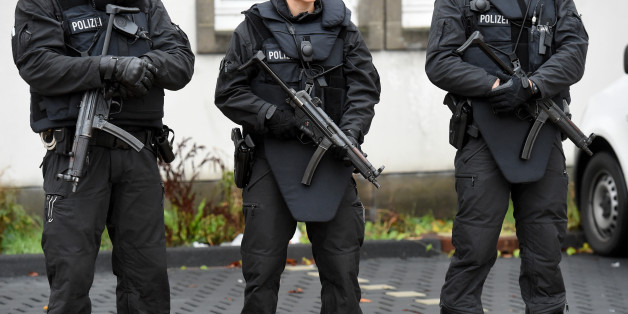 Archivbild: Polizisten sichern am 20.10.2016 das Oberlandesgericht in Celle (Niedersachsen), in dem sich eine IS-Sympathisantin nach einer Messerattacke auf einen Polizisten wegen versuchten Mordes und Unterstützung der Terrormiliz Islamischer Staat verantworten muss