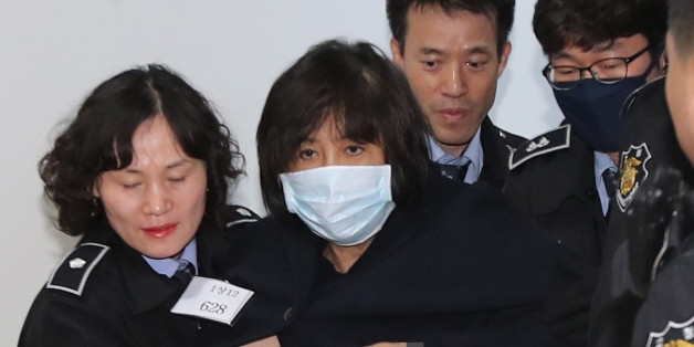 긴급체포된 뒤 서울구치소로 이송된 ‘비선 실세’최순실 씨가 1일 오전 검찰 조사를 계속 받기 위해 서울 서초구 서울중앙지검으로 들어서고 있다.