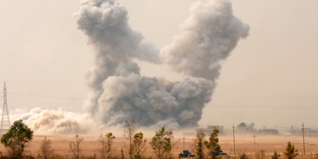 Rauch steigt nach einem Luftschlag der US Air Force bei Mossul auf