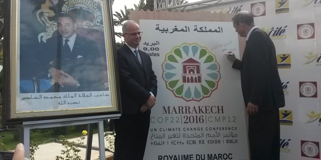 Amin Benjelloun Touimi et Abdelâdim Lhafi dévoile un des deux nouveaux timbres pour la COP22