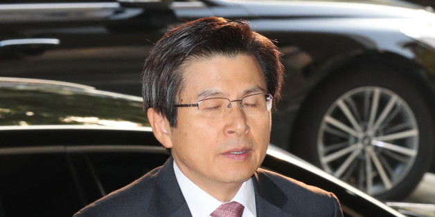 3일 오전 황교안 국무총리가 서울 세종로 정부서울청사 집무실로 출근하고 있다. 황 총리는 2일 이임식 일정을 발표했다가 1시간20분만에 취소했다.