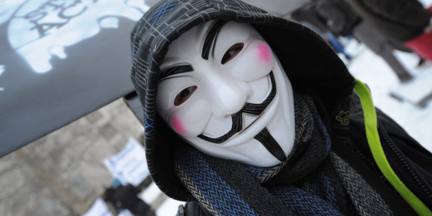 Anonymous.Kollektiv, die Facebook-Seite, die unter dem Deckmantel der Hacker-Gruppe Anonymous rechte Parolen verbreitete, wird angeblich in Verbindung mit Kai Homilius gebracht.