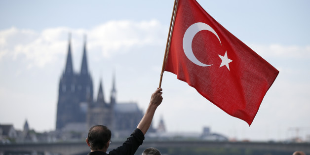 Ein Unterstützer des türkischen Präsidenten Recep Tayyip Erdogan schwenkt eine Türkei-Flagge in Köln im Juli 2016