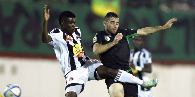 Bejaia's Chongo Kabaso (L) vies with Mazembe's Malek Ferhat during the CAF Confederation cup final Algerian Mouloudia Bejaia against Congolese TP Mazembe on October 29, 2016 at the Stade Mustapfa Tchacher stadium in Blida. / AFP / stringer (Photo credit should read STRINGER/AFP/Getty Images)