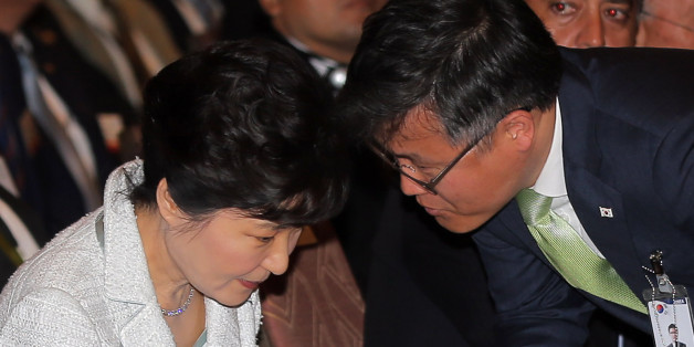 박근혜 대통령이 2015년 4월 페루 리마에서 열린 행사에서 정호성 비서관의 보고를 받고 있다