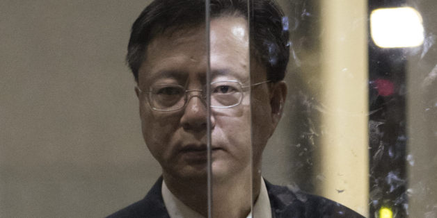 가족회사 '정강' 공금 유용 등 각종 비위 의혹이 제기된 우병우 전 청와대 민정수석비서관이 7일 서초동 서울중앙지검에서 조사를 받은 후 귀가하고 있다.