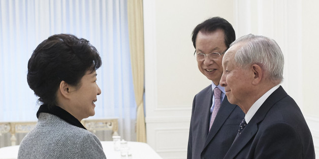 박근혜 대통령이 7일 청와대를 방문한 김장환 목사(극동방송 이사장, 오른쪽 첫번째)와 김삼환 목사(명성교회 원로, 오른쪽 두번째) 등 기독교 원로와 인사하고 있다.