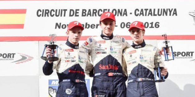Formule 4: Le jeune marocain Michael Benyahia (au centre) se fait une place sur le podium