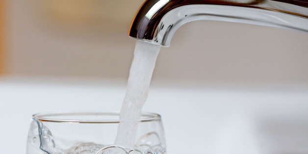 Trinkwasser sprudelt aus der heimischen Leitung (Symbolbild)