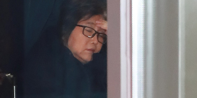 박근혜 대통령의 '비선실세'로 활동하며 여러 가지 사업의 이권에 관여한 혐의로 구속된 최순실 씨가 8일 새벽 서울 서초동 서울중앙지검에서 조사를 마친 뒤 구치소로 돌아가기 위해 호송버스에 탑승하기 전 휠체어를 타고 이동하고 있다.