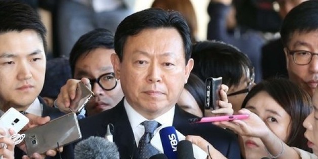 신동빈 롯데그룹 회장이 지난 9월20일 검찰 조사에 앞서 기자들의 질문을 받고 있다.
