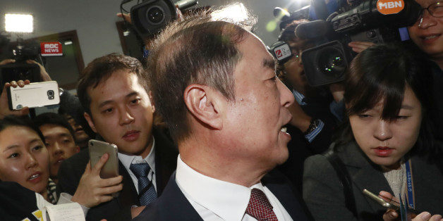 김병준 국무총리 내정자가 8일 오전 서울 국민대학교에서 강의를 마친 뒤 밖으로 나서고 있다.