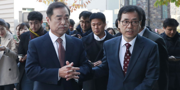 김병준 국무총리 내정자가 8일 오후 서울 통의동 금융감독원 연수원에 마련된 사무실로 출근하고 있다.