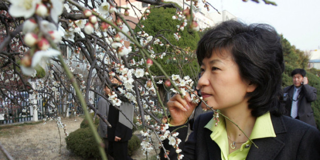 2007년 2월27일 광주를 방문한 한나라당 박근혜 전 대표가 광주일고에 있는 광주학생독립운동 기념관을 둘러본뒤 학교를 나서다 교정에 활짝 핀 매화 향기를 맡고 있다.