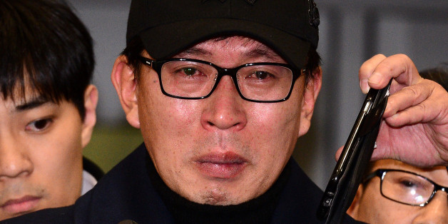 현 정부 '비선실세' 최순실씨 최측근이자 '문화계 황태자'로 불리는 차은택씨가 8일 밤 인천공항을 통해 중국에서 입국하며 기자들의 질문에 답하고 있다.