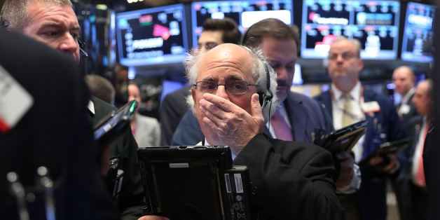 NEW YORK, NY - NOVEMBER 01: Traders work on the floor of the New York Stock Exchange (NYSE) on November 1, 2016 in New York City. As Wall Street continues to feel election uncertainty, the Dow Jones closes fell more than 100 points. (Photo by Spencer Platt/Getty Images)