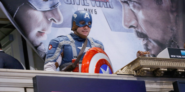 Ein Mann trägt ein Captain-America-Köstum bei einem Event zum Filmstart "Captain America: Civil War" (Symbolbild)