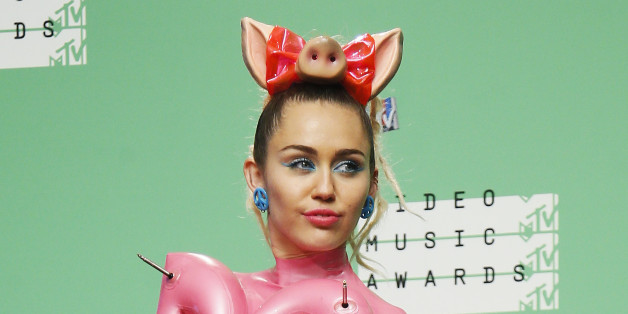 Miley Cyrus poses backstage after hosting the 2015 MTV Video Music Awards in Los Angeles, California, August 30, 2015. REUTERS/Danny Moloshok