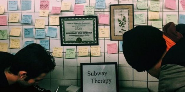 Des New-Yorkais organisent une grande thérapie de groupe dans le métro après la victoire de Donald Trump