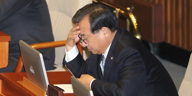 새누리당 이정현 대표(오른쪽)와 정진석 원내대표가(왼쪽) 3일 오후 국회 본회의장에서 생각에 잠겨있다.