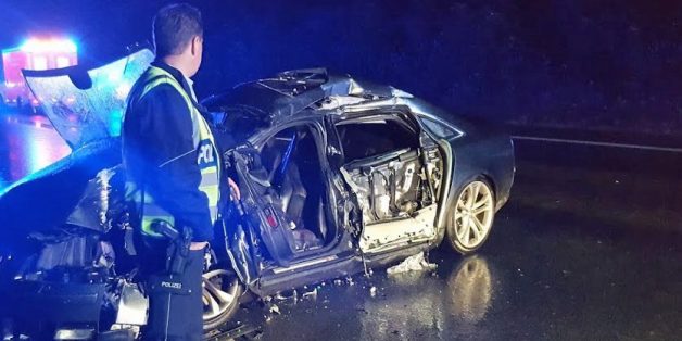 Nach der Bergung sieht das Autowrack auf der A2 bei Gelsenkirchen noch zerstörter aus
