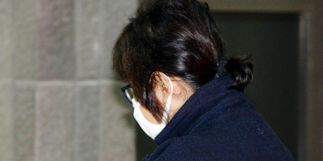박근혜 대통령의 '비선실세'로 활동하며 여러가지 사업의 이권에 관여한 혐의로 구속된 최순실 씨가 10일 오후 서초구 서울중앙지검에 도착해 호송차에서 내려 검찰 청사로 들어가고 있다.