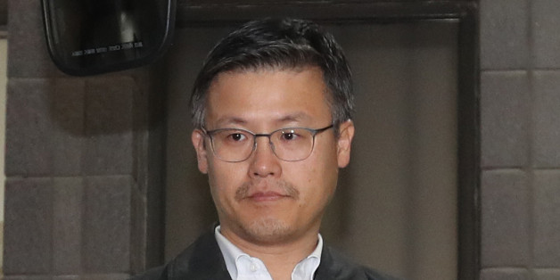 청와대 문건유출 등 혐의로 구속된 정호성 전 청와대 부속비서관이 검찰 조사를 받고 11일 오후 서울 서초동 서울중앙지검을 나서 구치소로 향하는 호송버스에 타고 있다.