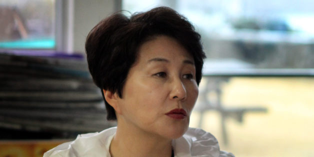 2012년 3월 당시 전여옥 국민생각 최고위원이 서귀포 강정마을을 찾아 해군기지에 대해 주민과 이야기를 나누고 있다.