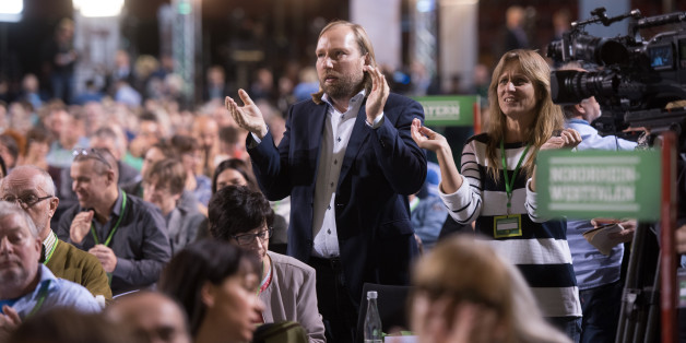 Der Fraktionsvorsitzende der Grünen, Anton Hofreiter (Mitte), applaudiert am 12.11.2016 in Münster beim Bundesparteitag seiner Partei