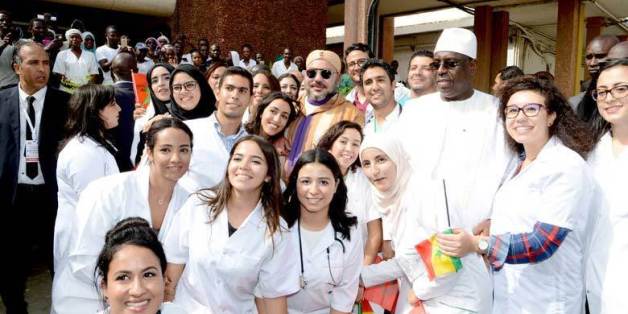 Quand Mohammed VI rencontre des étudiants marocains à Dakar