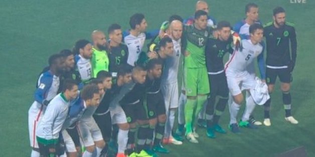 Bei der Partie Mexiko gegen die USA zeigen die Fußballspieler, was sie von Trumps Wahlsieg halten