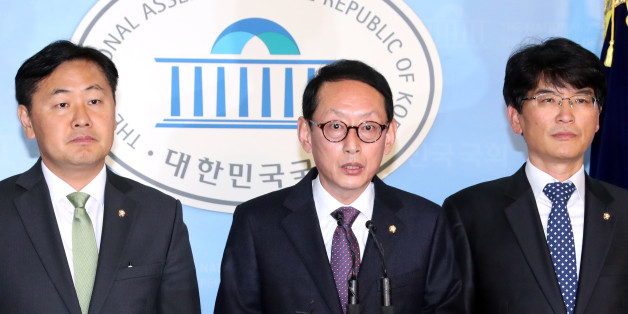 새누리당 김도읍(가운데), 더불어민주당 박완주(오른쪽), 국민의당 김관영 원내수석부대표가 14일 오후 국회 정론관에서 최순실 국정농단 의혹 사건에 대한 별도의 특별검사법에 합의한 내용을 발표하고 있다.