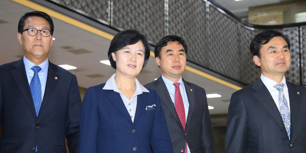 박근혜 대통령에게 영수회담을 제의해 단독회담을 하게 된 더불어민주당 추미애 대표(왼쪽에서 두 번째)가 14일 오후 국회에서 열린 긴급 의원총회에 입장하고 있다. (왼쪽부터) 신용현 대표 비서실장, 추 대표, 윤관석 수석대변인, 안규백 사무총장.