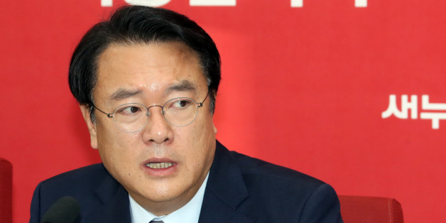 새누리당 정진석 원내대표가 15일 오전 국회 원내대표실에서 열린 원내대책회의에서 발언하고 있다.