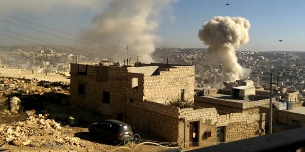 Nach einem Luftangriff am 5. November steigt Rauch in Aleppo auf
