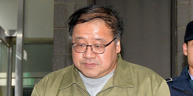 최순실 씨와 공모해 대기업들에 거액의 기부를 강요했다는 의혹을 받고 있는 안종범 전 청와대 정책조정수석이 13일 오후 서울 서초구 중앙지검에서 조사를 마친 뒤 구치소로 향하는 호송차에 오르고 있다.