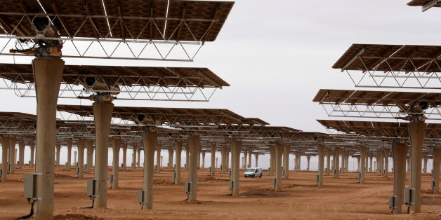 Workers build a thermosolar power plant at Noor III near the city of Ouarzazate, Morocco, November 4, 2016. Picture taken November 4, 2016. REUTERS/Youssef Boudlal