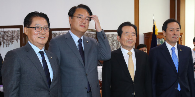 정세균 국회의장(오른쪽 두 번째)와 새누리당 정진석(오른쪽 세 번째), 더불어민주당 우상호(오른쪽), 국민의당 박지원 비상대책위원장 겸 원내대표가 17일 오전 국회 의장실에서 '최순실 의혹' 특검 본회의 처리와 관련한 협상을 하기 위해 만나 기념촬영을 하고 있다.