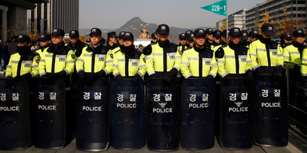 Policemen are deployed as protesters make their way towards the presidential Blue House during a "cleaning the road around the presidential Blue House" activity criticizing South Korean President Park Geun-hye in central Seoul, South Korea, November 16, 2016. REUTERS/Kim Kyung-Hoon