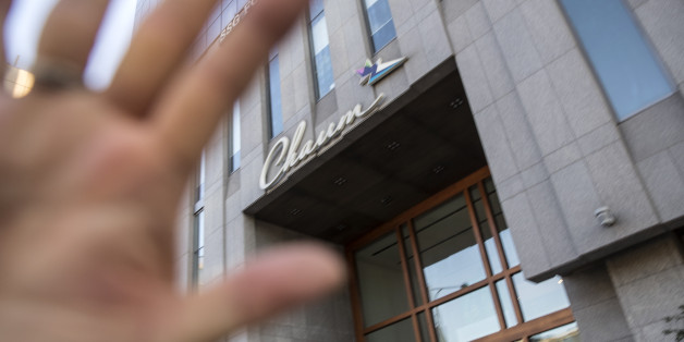서울 강남구 차움의원의 모습. 병원 관계자가 사진을 찍지 못하게 손으로 카메라를 가리고 있다.